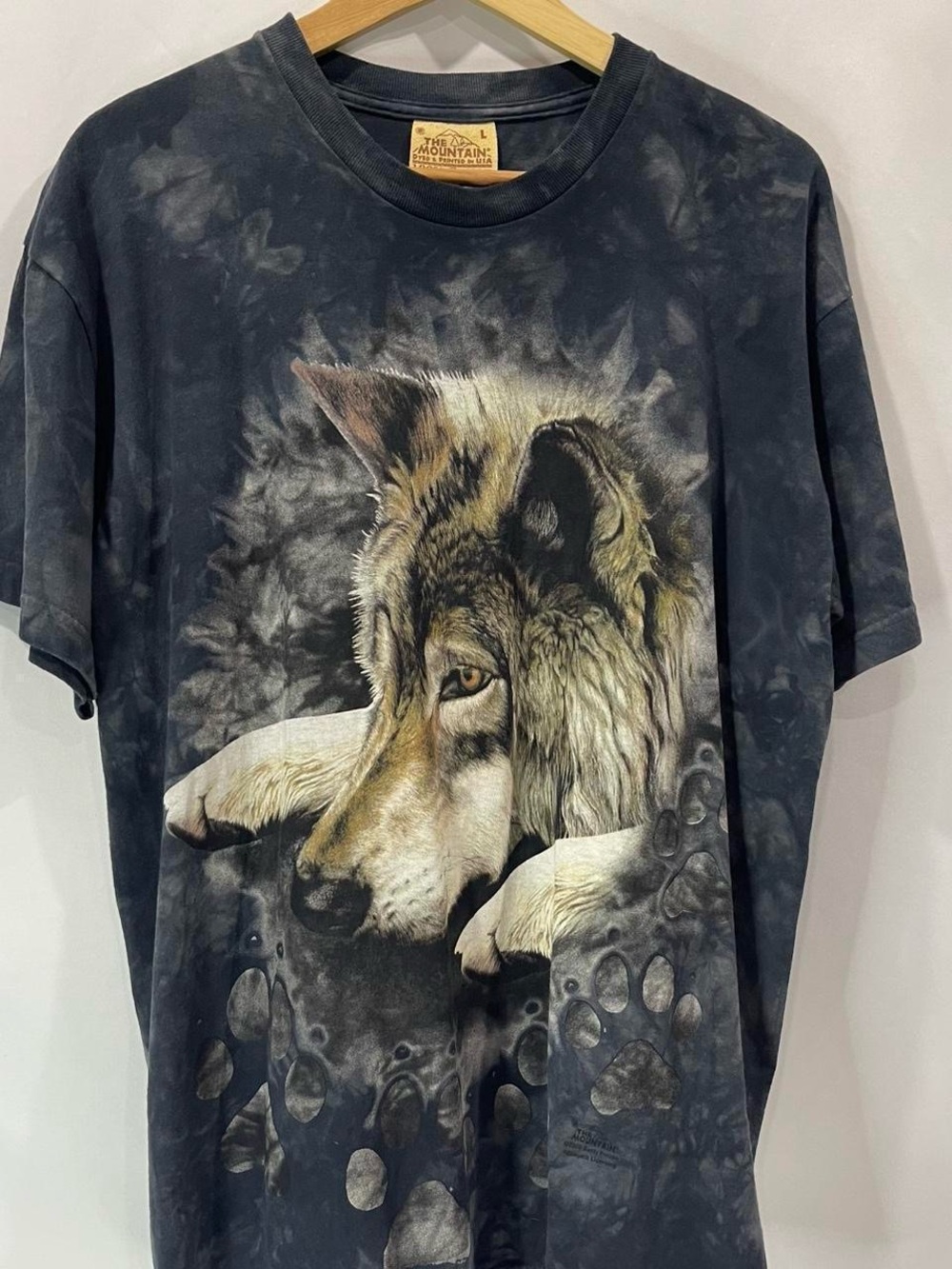 The Mountain Black & Gray Wolf Graphic Tee
